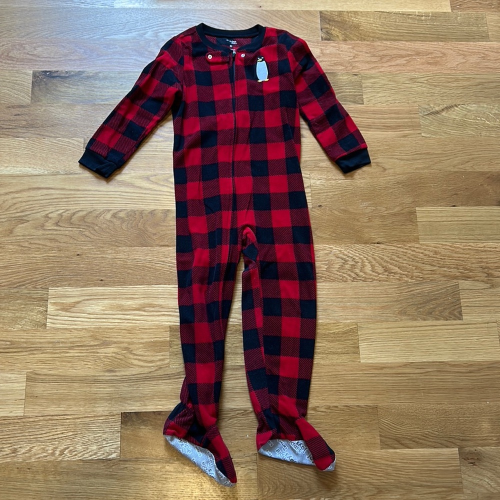 Carters Boys 5T Feet pajamas. Polyester 100%